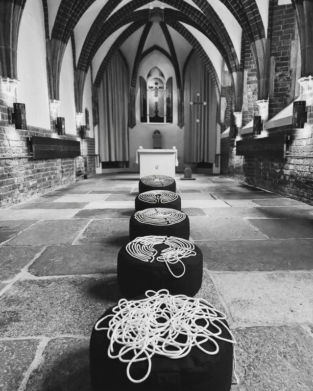 Wnętrze kościoła z poduszkami i splątanym sznurem